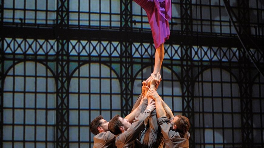 Cirque Éloize Cirkopolis, Festival Theatre, Review