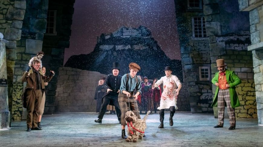 Bobby grabs some sausages and is chased to try and catch him. (L-R) Ewan Donald, Saskia Ashdown, Grant O'Rourke, Edie Edmundson, Brian James O'Sullivan. Puppets by Simon Auton. Photo credit Mihaela Bodlovic