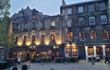 The Beehive Inn on the Grassmarket in the evening