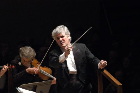 Pinchas conducts