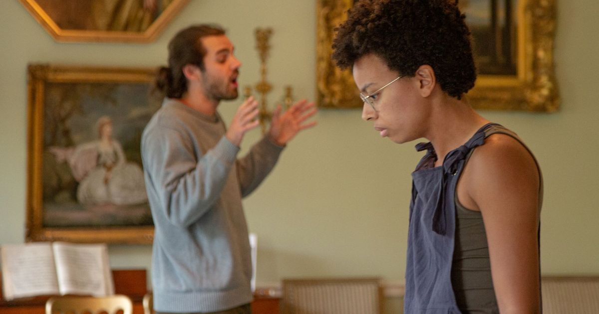Simone Seales and Luke Wroe as Charlie and Rob