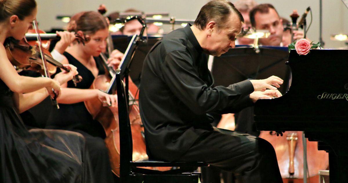 Mikhail Pletnev plays piano