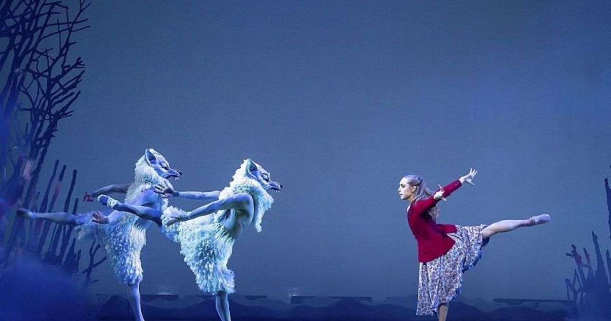 Bethany Kingsley-Garner as Gerda meeting the Snow Wolves (Andy Ross)