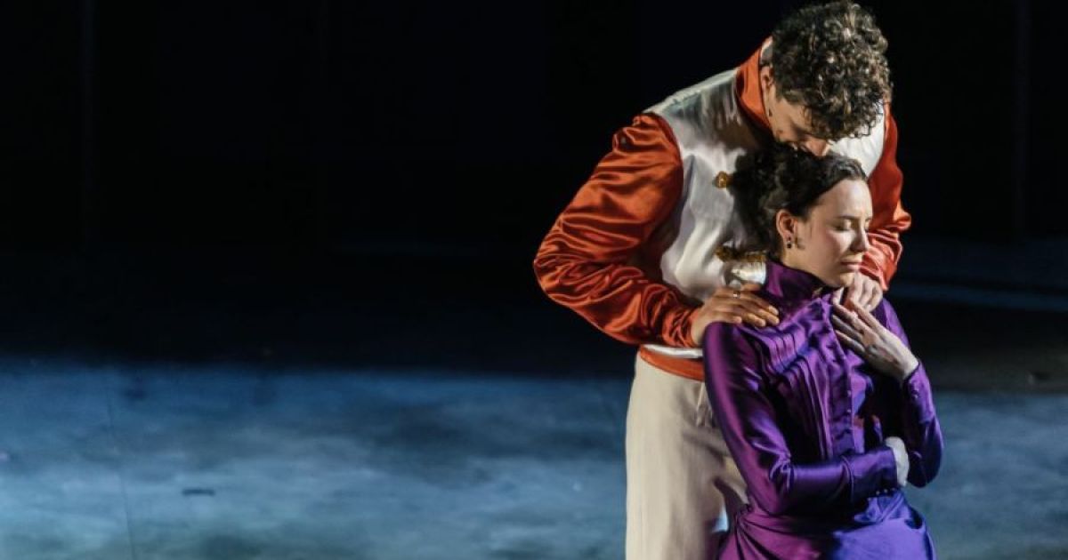 Robert Akodoto as Vronksy and Lindsey Campbell as Anna Karenina (photo credit, Robbie McFadzean)